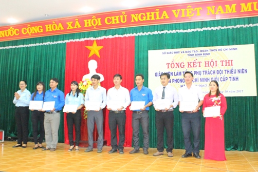 Đ/c Huỳnh Thị Anh Thảo - Phó Bí thư Tỉnh đoàn, Chủ tịch Hội đồng Đội tỉnh trao giấy chứng nhận cho các đồng chí tham gia hội thi     